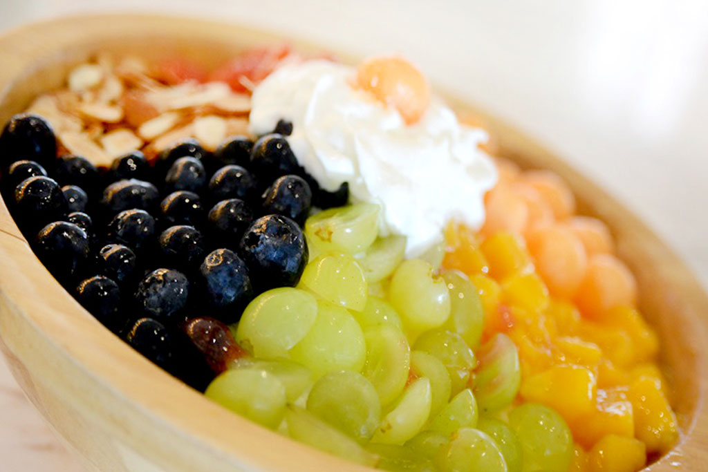 Sago-Pudding-with-Gula-Melaka-and-Fresh-Fruits.jpg